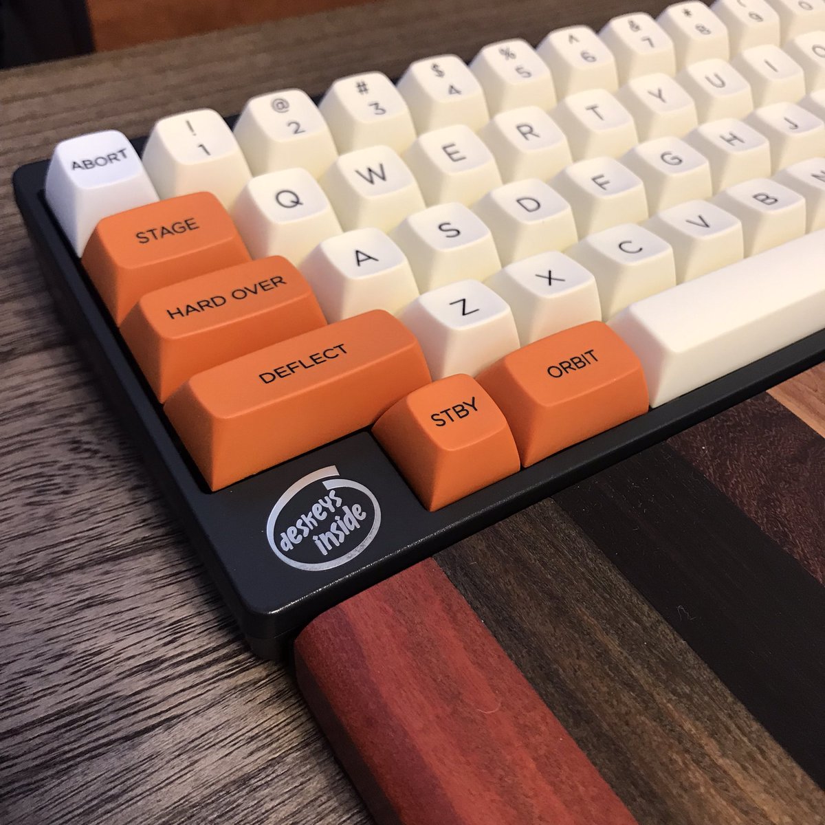 Pazz_Teo's tweet photo. MiTo GodSpeed MT3コンプリートしました
AresのModKeyは赤銅色
アクセントはストーンホワイト
#DESKEYS
#HHKB https://t.co/Ebpsopxw7o