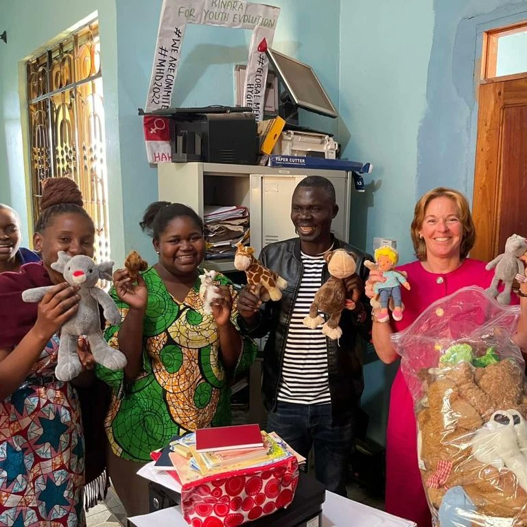 kinarayouth's tweet photo. Much appreciation to @WorldWaternet for providing work materials such as computers, mobile phones, story books and toys for our Saturday reading club. We enjoyed your presence and we welcome you again. #WaterforLife #NipeNdoo #ValueOfWater #SharingResponsibilities https://t.co/WDPiQPwXki