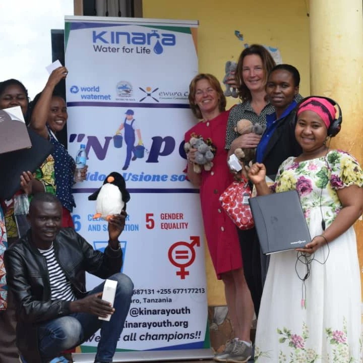 kinarayouth's tweet photo. Much appreciation to @WorldWaternet for providing work materials such as computers, mobile phones, story books and toys for our Saturday reading club. We enjoyed your presence and we welcome you again. #WaterforLife #NipeNdoo #ValueOfWater #SharingResponsibilities https://t.co/WDPiQPwXki
