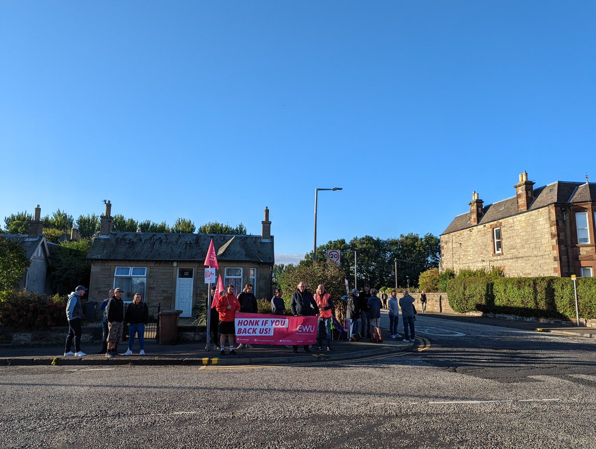 Young Communists attended a picket with Royal Mail  workers in Edinburgh, to protest bad wages and to demand inflation beating pay rises and better conditions. 

The YCL stands, as always, in solidarity with the striking workers to support there demands, just like you  should.