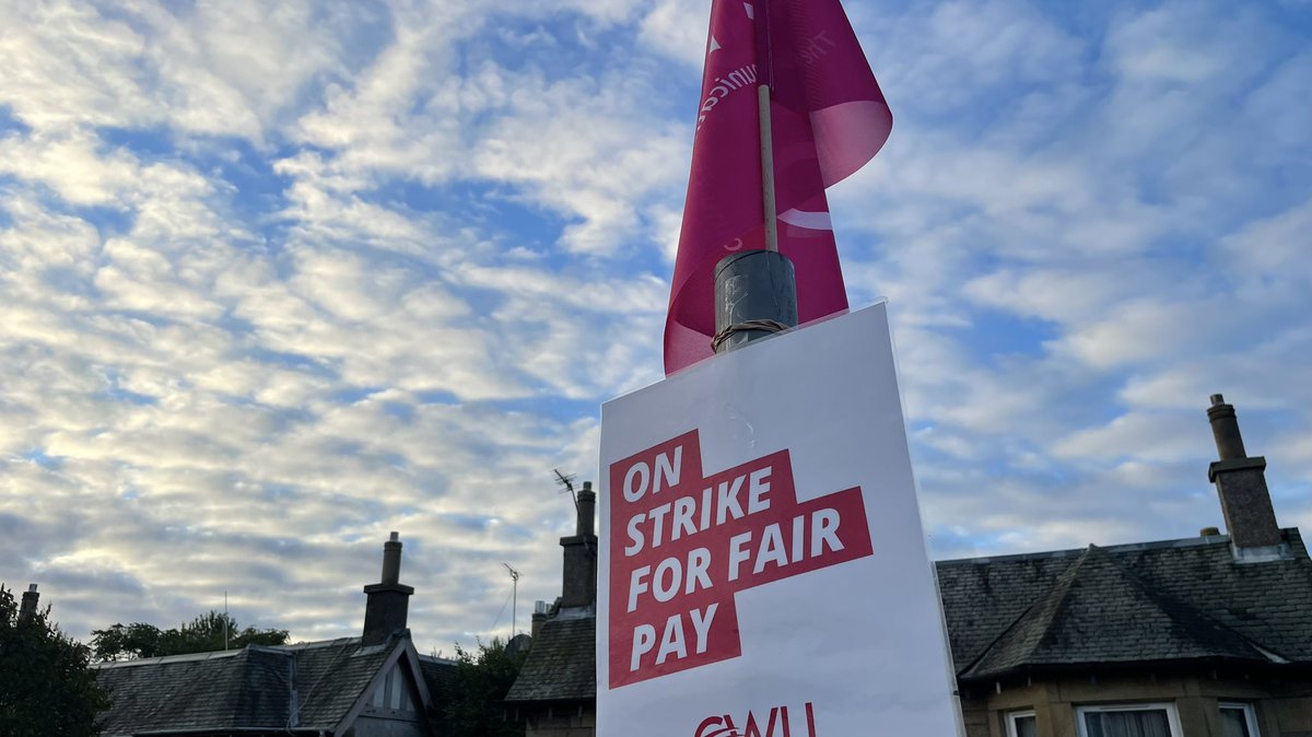 YCLEdinburgh's tweet photo. Young Communists attended a picket with Royal Mail  workers in Edinburgh, to protest bad wages and to demand inflation beating pay rises and better conditions. 

The YCL stands, as always, in solidarity with the striking workers to support there demands, just like you  should. https://t.co/B479RWr5bw