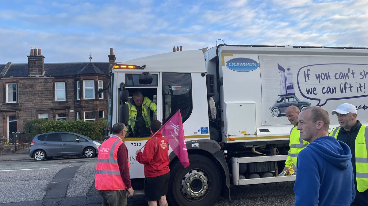 YCLEdinburgh's tweet photo. Young Communists attended a picket with Royal Mail  workers in Edinburgh, to protest bad wages and to demand inflation beating pay rises and better conditions. 

The YCL stands, as always, in solidarity with the striking workers to support there demands, just like you  should. https://t.co/B479RWr5bw
