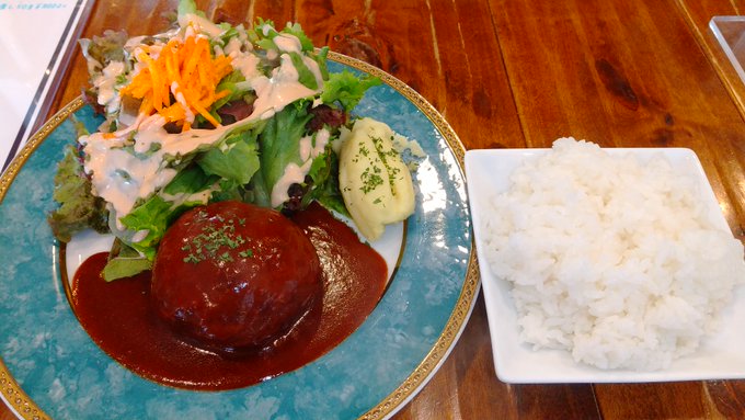 無性にハンバーグが食べたくなったので
近所の『肉菜バル NiGoo(ニグー)』さんに行って
ランチのハンバーグプレート(ご飯別盛り)を食べてきました♪😋
このハンバーグ、めちゃ美味しい!
よくある肉汁ジュワーな感じでは無く、
スパイシーで肉感たっぷりな挽肉に肉の旨味が閉じ込められてる感じ! 