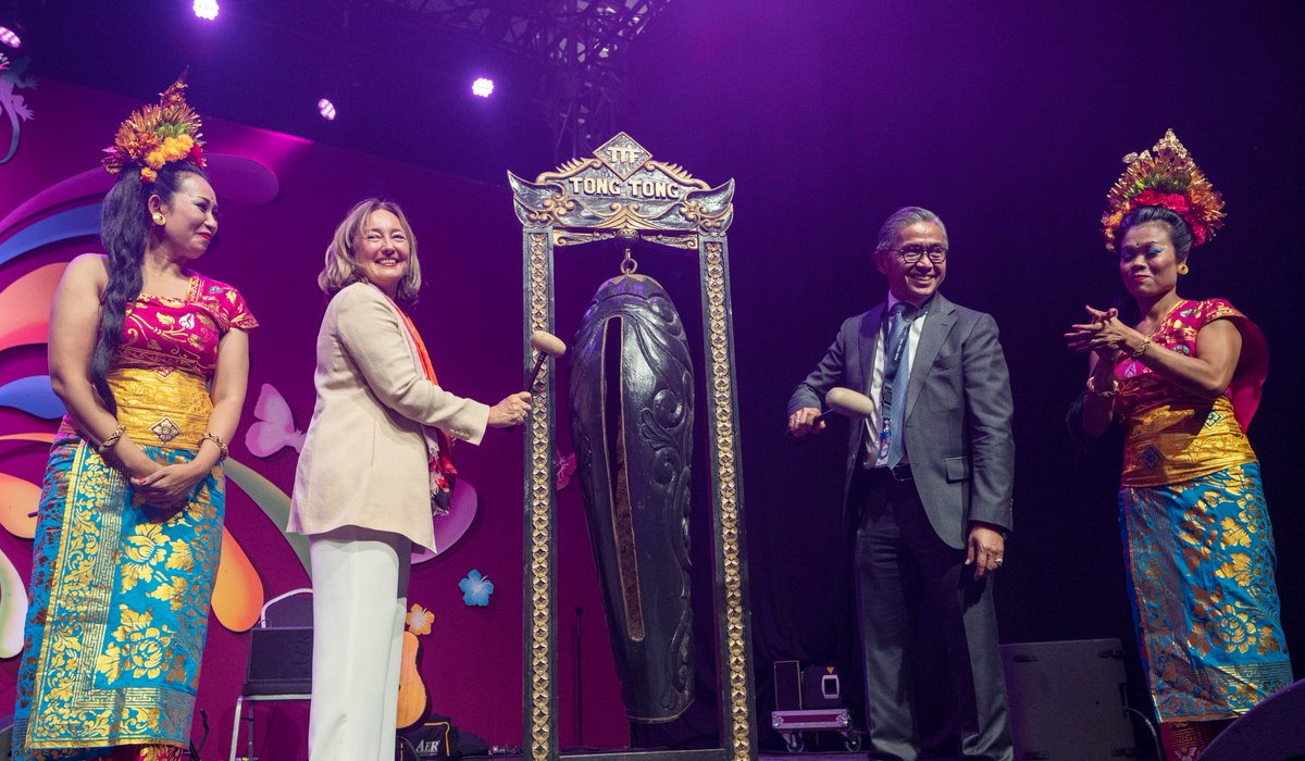 We zijn open! De Haagse wethouder Saskia Bruines van Economie, Internationaal en Dienstverlening sloeg gisteravond samen met de Indonesische Ambassadeur, de heer Mayerfas, op de tong-tong. De 62e editie, eindelijk, na 2 jaar uitstel

#TTF62 

@Sbruines <a href="/kbridenhaag/">indonesiainthehague</a>