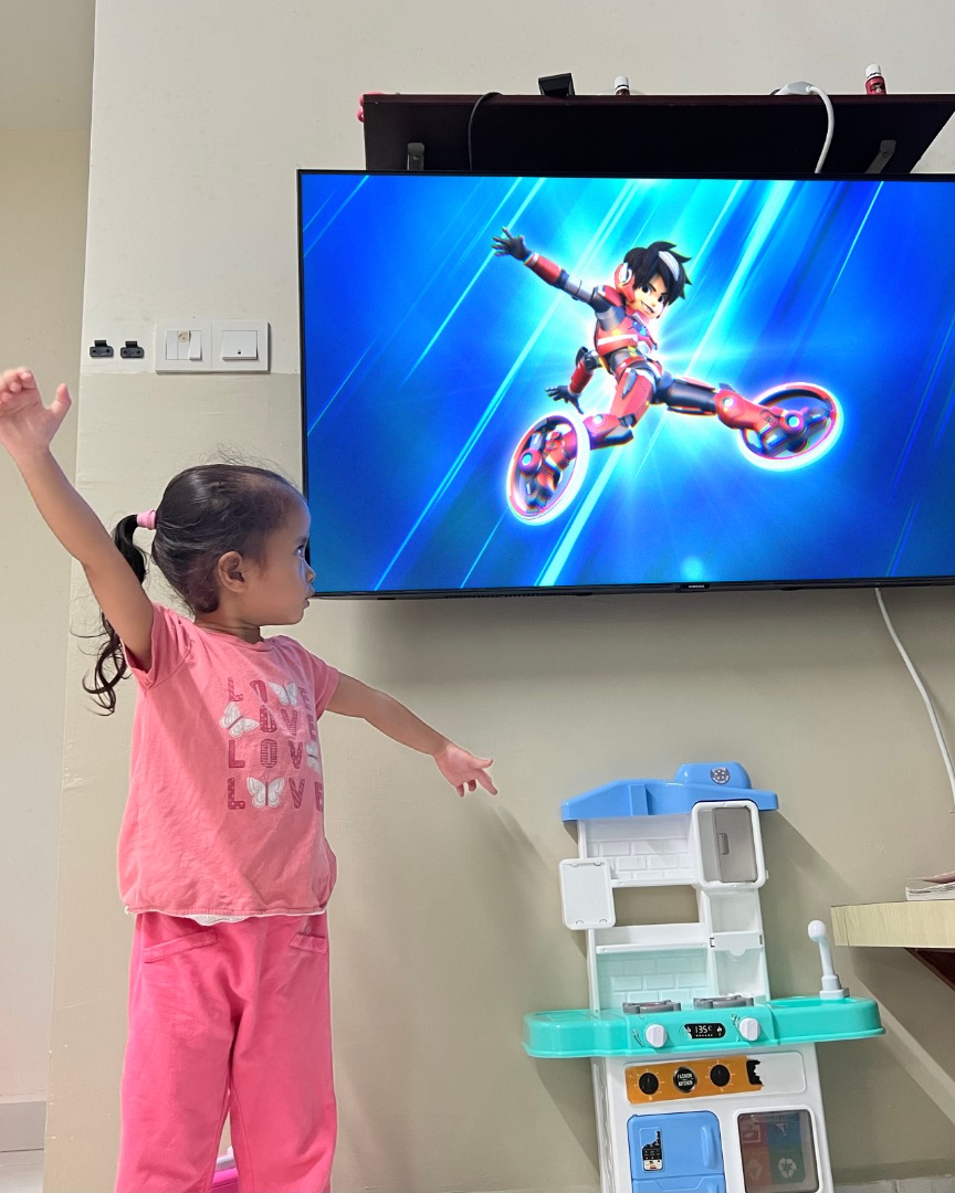Assaqati1's tweet photo. Sejak mechamato dah masuk astro prima ni, tepat pukul 7 mesti budak ni dah tercegak dekat depan tv nak tengok mechamato.
Admin @mechamato ada buat lagi tak baju mechanize tu? hehe.. Anak sedara saya si yaya ni teringin sangat nak pakai satu. 

#mechamato #watchmechamato https://t.co/04kYq62kKC