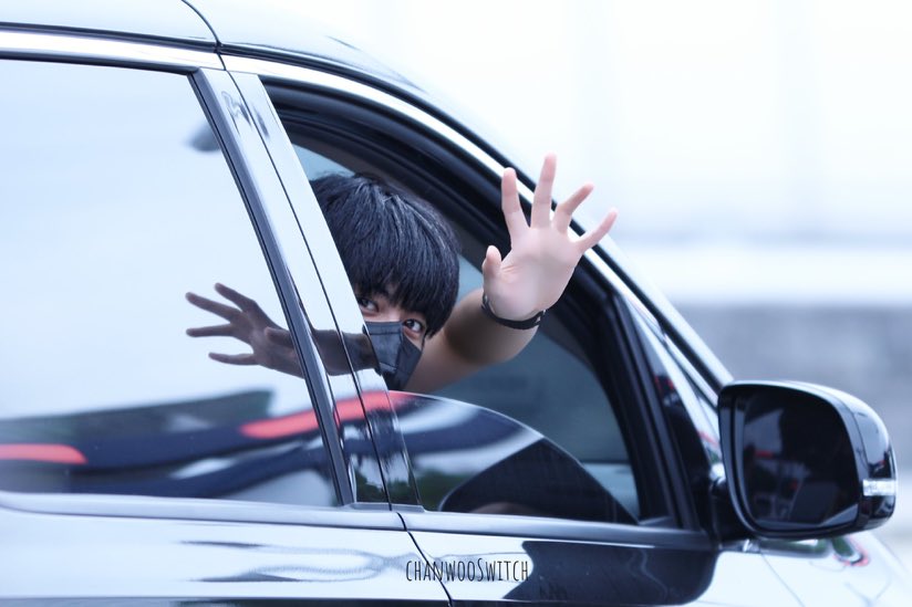 Entang_234's tweet photo. Just Chanwoo pop his head out of the car window, to great his fans π₯Ί
#μμ΄μ½ #iKON #CHANWOO #μ°¬μ° #μ μ°¬μ° #γγ£γ #ιη²²ε³ #CWSR #찬ꡬ #CHAN @iKON_chan_w000
2018 2022 https://t.co/TeYrWGip6c