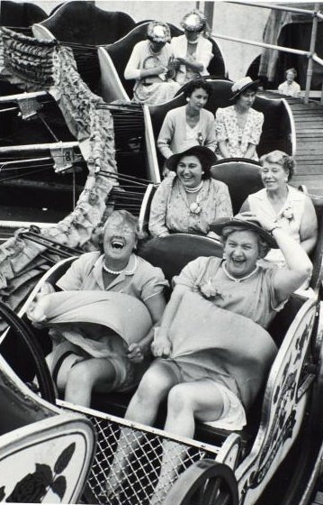womensart1's tweet image. British photographer Grace Robertson, Pub Outing, 1952 #womensart

#FridayFeeling