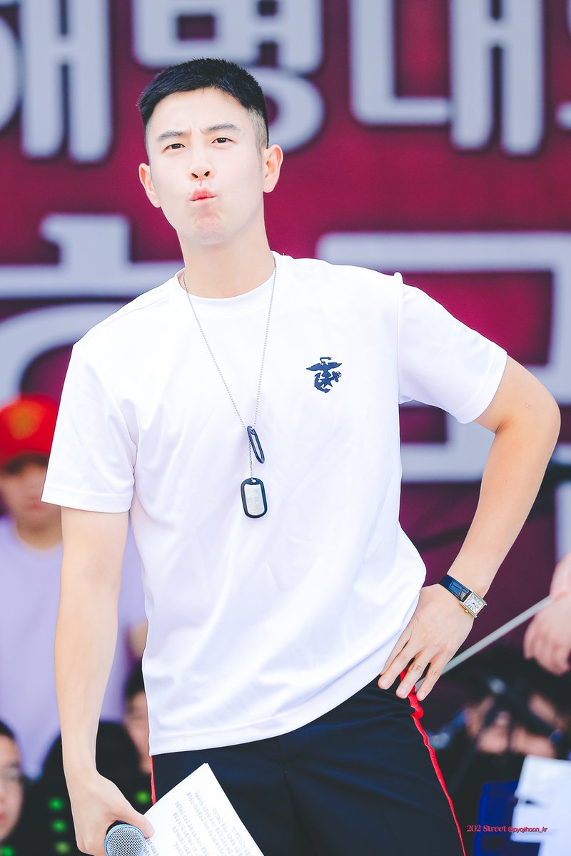 pyojihoonkr's tweet photo. 220827 제주 해병대의 날 호국음악회 #피오 #표지훈 https://t.co/zmYpTodSGa
