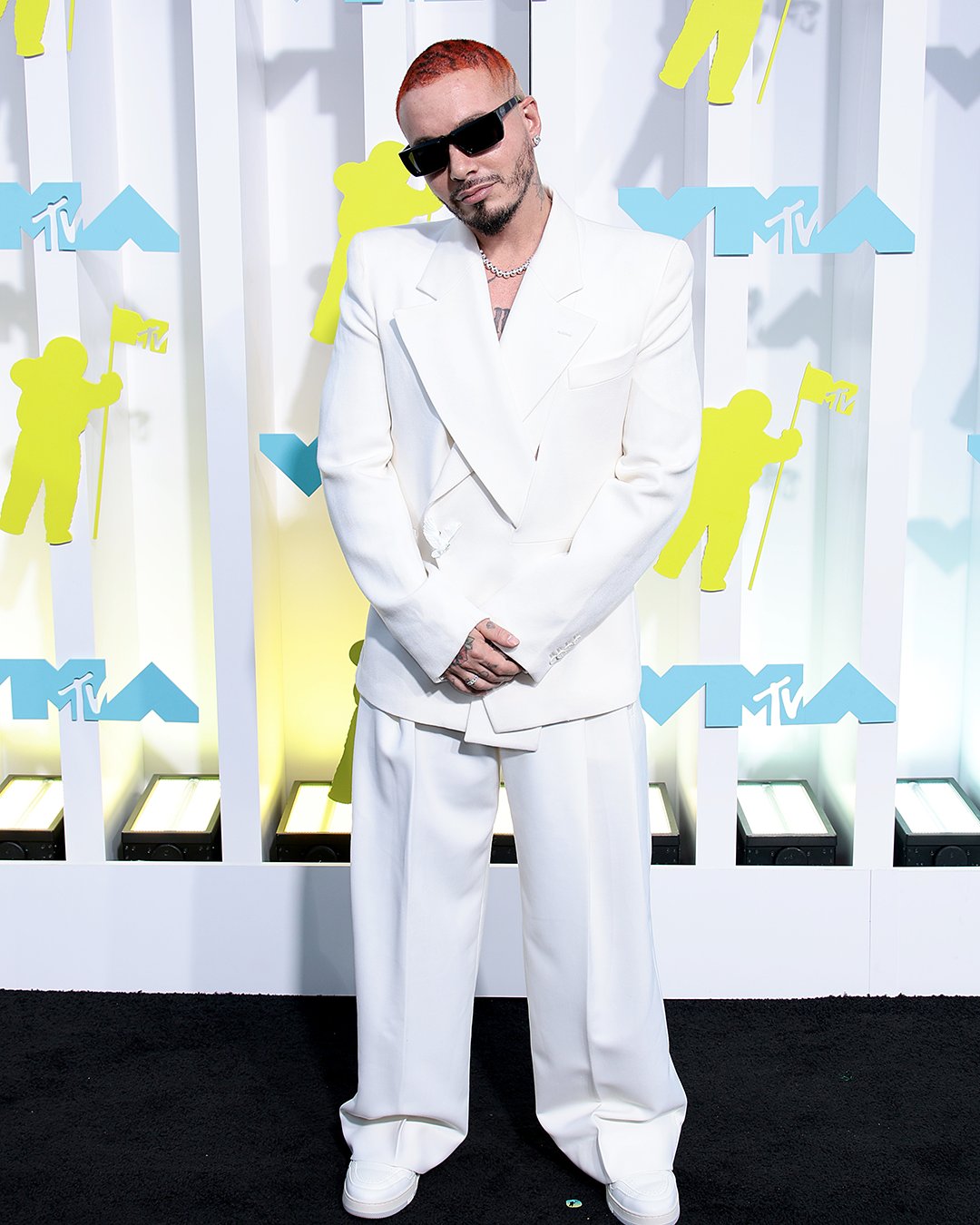 J Balvin Gleams in White Louis Vuitton Suit at MTV VMAs 2022 – WWD