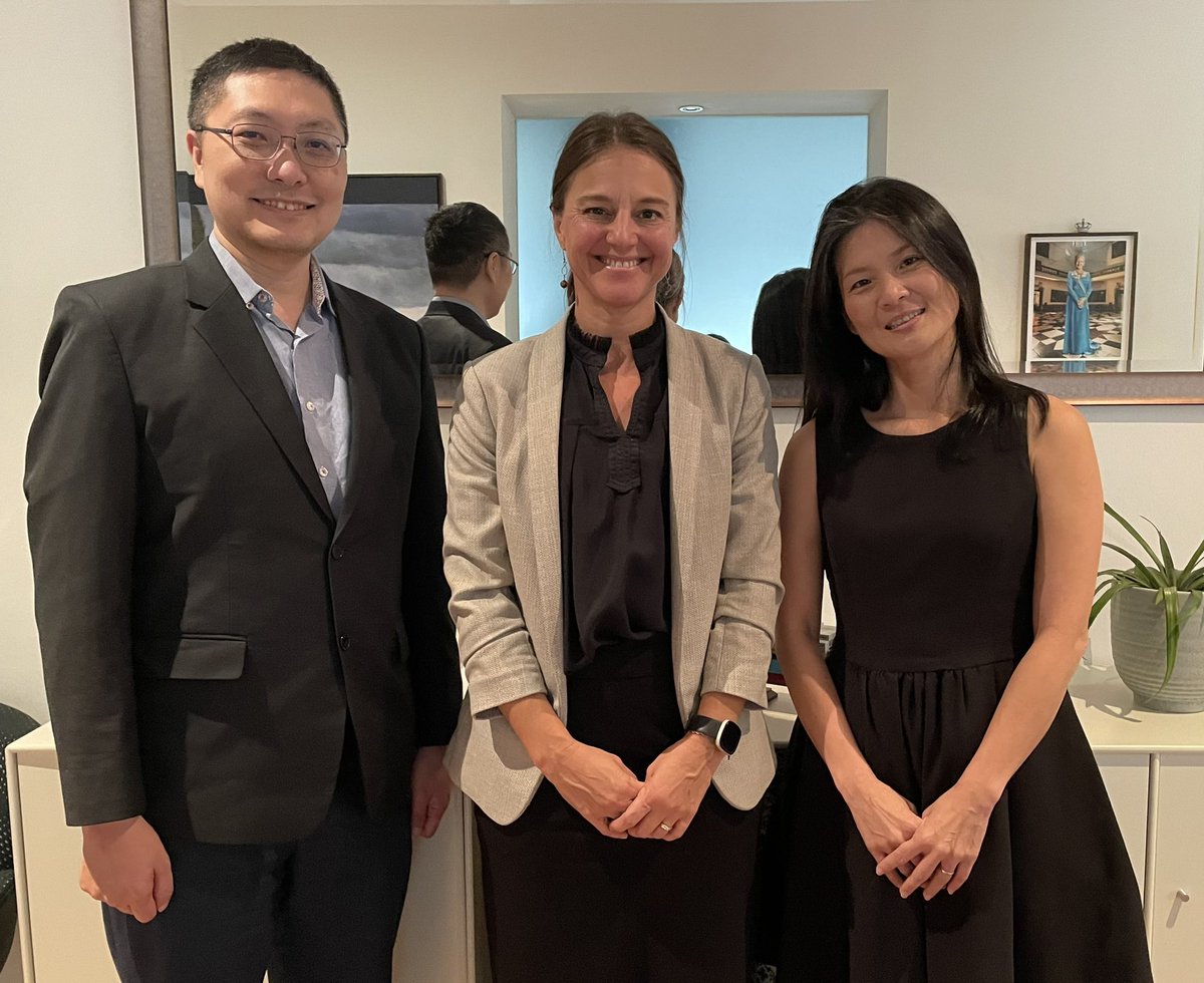 DKAmbSG's tweet photo. 🙏Thank you to @leyhoonquah for steering @MPA_Singapore through many crises in the past four years - and for our excellent 🇸🇬🇩🇰 collaboration.
And welcome to Eng Dih Teo. Looking forward to enhancing the green maritime agenda together! https://t.co/DsY3AEzuBu