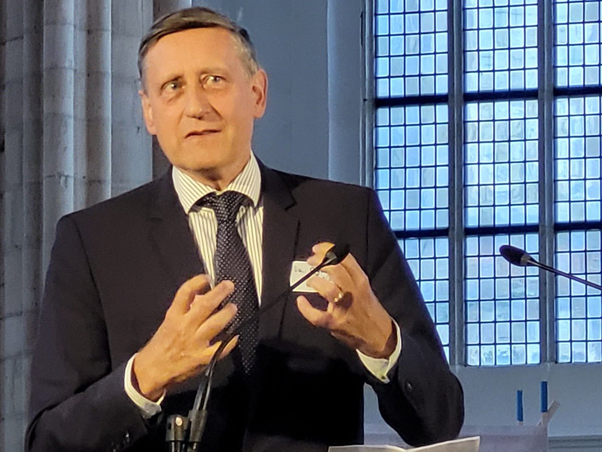 GermanyinNL's tweet photo. Der 🇩🇪-🇳🇱 Journalistenaustausch (https://t.co/phoKeotzmf) ermöglicht Journalisten einen Aufenthalt in Redaktionen im Partnerland. Gestern überreichten 🇩🇪 Botschafter Nunn und 🇳🇱 Gesandter Martin die Stipendien in der Eusebiuskerk in #Arnhem 
@MinBZ @NLinDeutschland https://t.co/qg8FVYAbG7