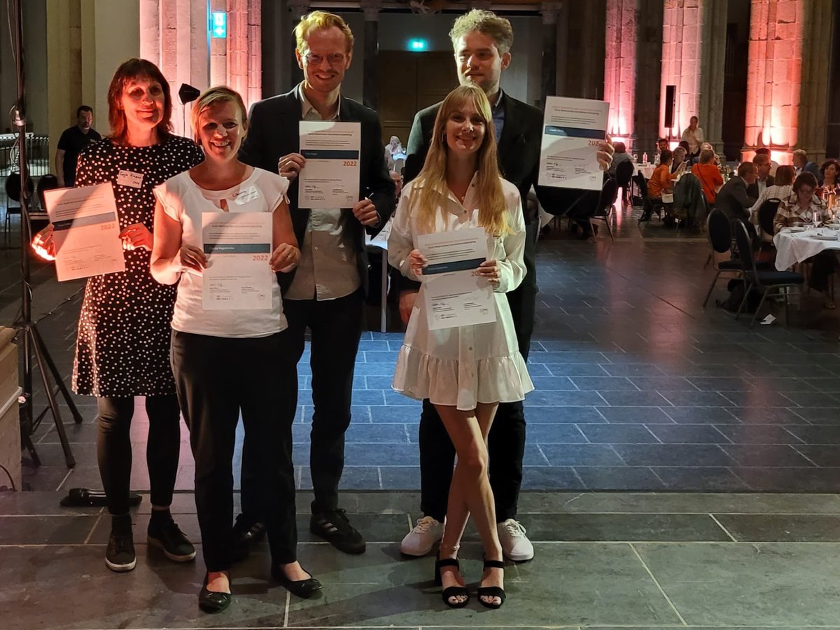 GermanyinNL's tweet photo. Der 🇩🇪-🇳🇱 Journalistenaustausch (https://t.co/phoKeotzmf) ermöglicht Journalisten einen Aufenthalt in Redaktionen im Partnerland. Gestern überreichten 🇩🇪 Botschafter Nunn und 🇳🇱 Gesandter Martin die Stipendien in der Eusebiuskerk in #Arnhem 
@MinBZ @NLinDeutschland https://t.co/qg8FVYAbG7