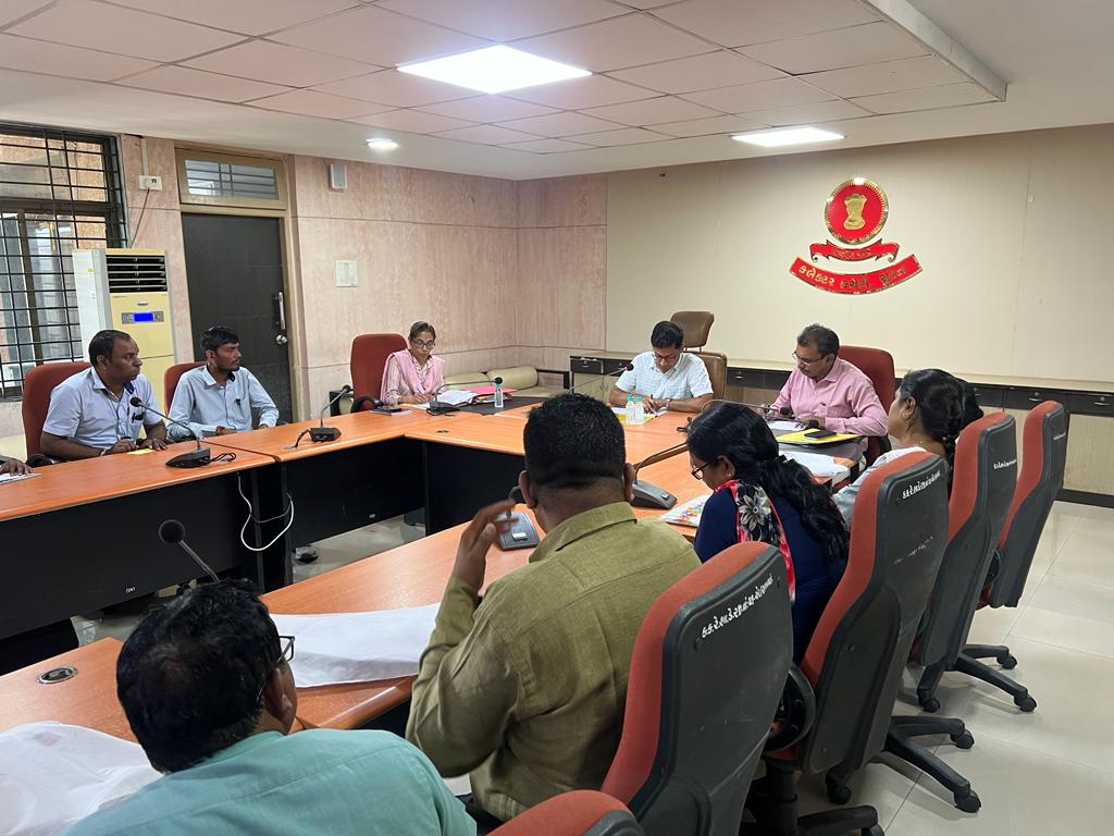 આજરોજ મતદારયાદી ખાસ સંક્ષિપ્ત સુધારણા ૨૦૨૨ અંતર્ગત ૧૮-૧૯ અને ૨૦-૨૯ વય જૂથમાં સૌથી ઓછી કામગીરી કરેલ હોય તેવા જિલ્લાના ૫૦ બી.એલ.ઓ.શ્રીઓની બેઠક યોજી વધુમાં વધુ યુવા નાગરિકોની મતદાર તરીકે નોંધણી કરવા માટે સૂચના આપી. #CEOGujarat #Avsar #SSR2022 #YoungVoters <a href="/CEOGujarat/">Chief Electoral Officer, Gujarat</a> <a href="/pkumarias/">Pankaj Kumar</a>