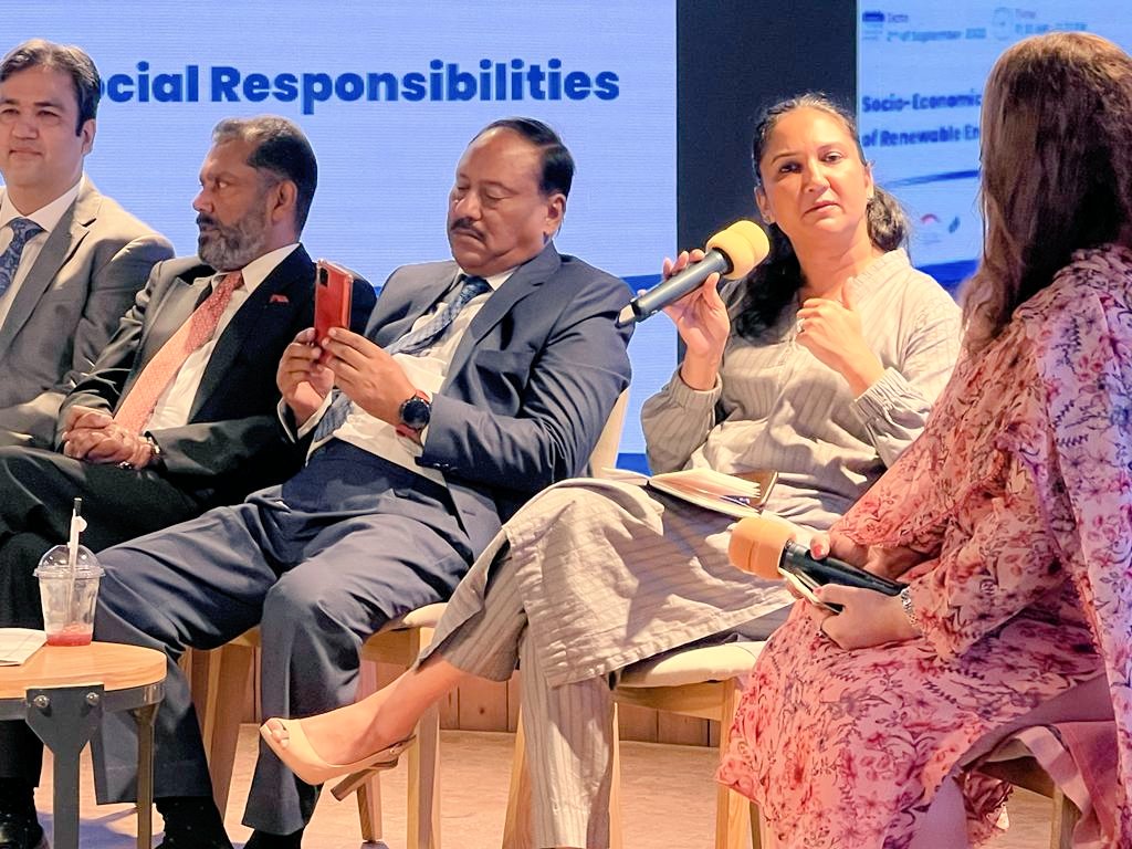 huda__javaid's tweet photo. "It's not only about the environmental advantage the RE power plants are having, their environmental impacts are also to be kept in mind. So the CSR cannot be separated" says Ms. Shaista aisha, CEO @seedventuresorg at #ASREC @SDPIPakistan @Unilever https://t.co/KYFnxB1k9x