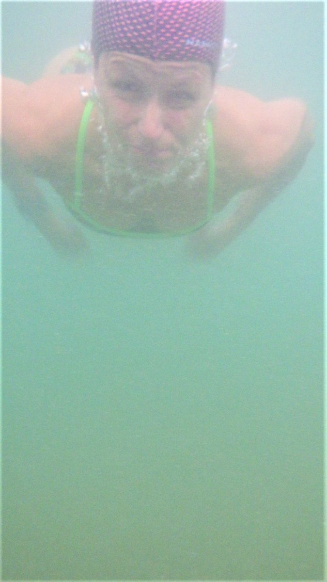 Ravilious's tweet photo. Friday crew @PirateSuJa @purplepuffin #SeaSwimming #EarlySwim #OpenWaterSwimming #Seaford #Newhaven #underwater https://t.co/zUnfRxZxXS