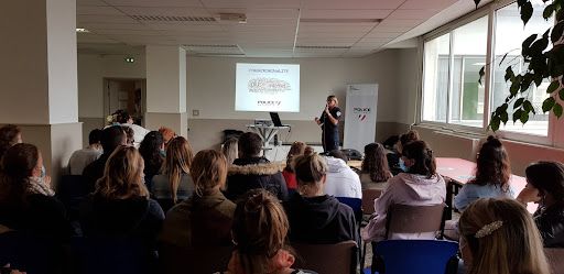 PoliceNationale's tweet photo. [#NonAuHarcèlement] Toute l’année, les #policiers interviennent dans les écoles pour sensibiliser les enfants et les aider à reconnaître les signes du harcèlement, notamment en ligne.
Apprendre à se #protéger dès le plus jeune âge, un engagement de la #PoliceNationale. https://t.co/GsMYXwEGQj