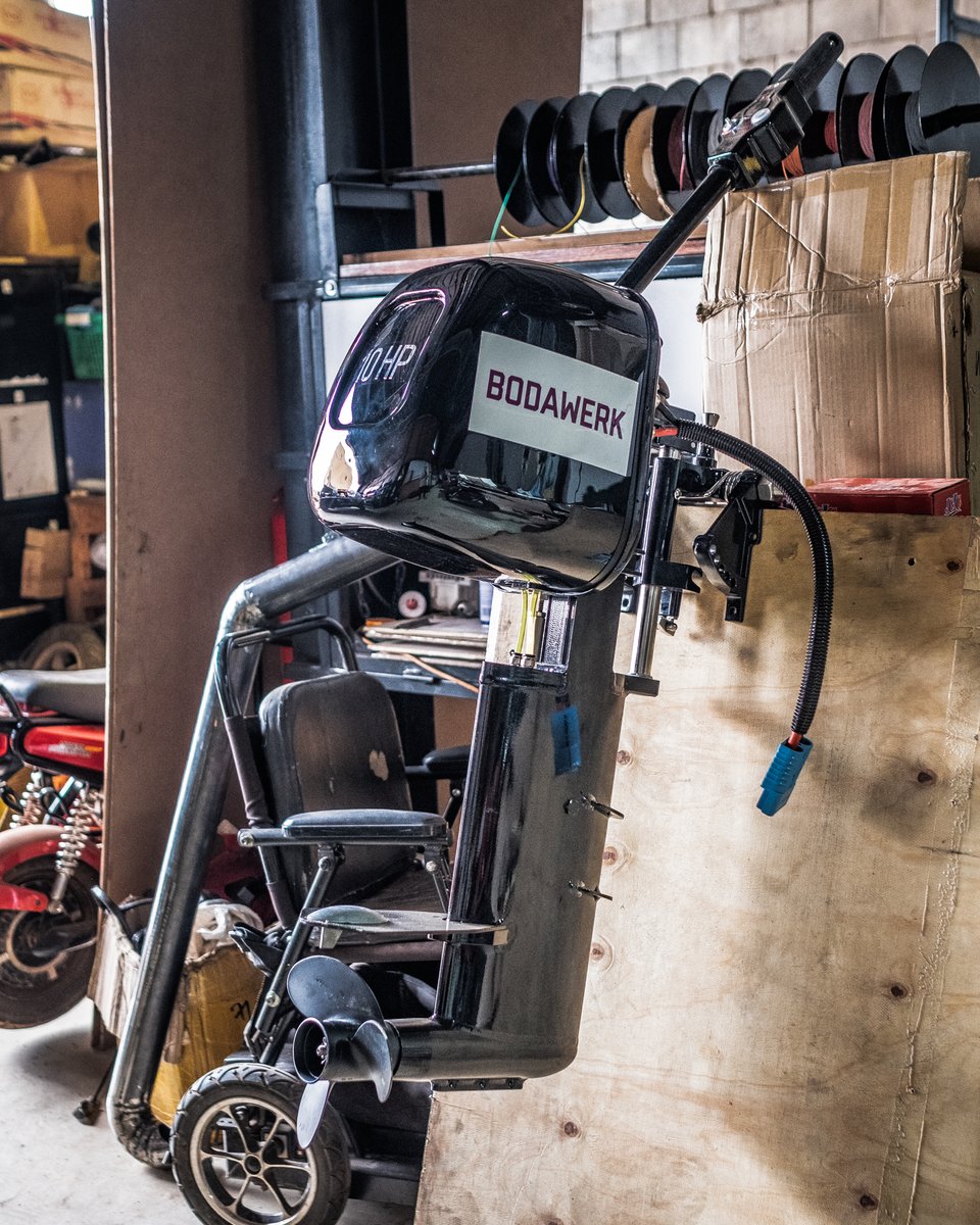 bodawerk's tweet photo. The E-OUTBOARD provides 10HP and can operate for approximately 90 minutes on the water when powered by two of our Smart Batteries.

#BodaWerk #TransportFriday #PurpleZebra #RidePurple #EMobility #EBoat #empower #innovation #BUBU https://t.co/sCl9gGYX9f