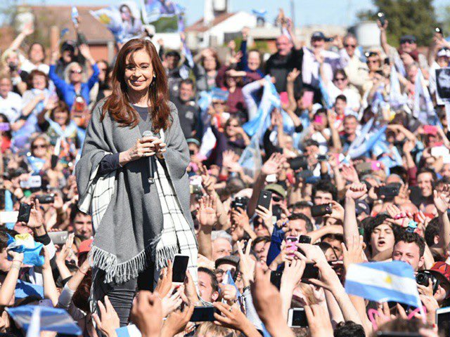 Las mentiras y las campañas de destrucción personal siembran el odio. Pero los anhelos de justicia social son más fuertes. Ni un paso atrás <a href="/CFKArgentina/">Cristina Kirchner</a>