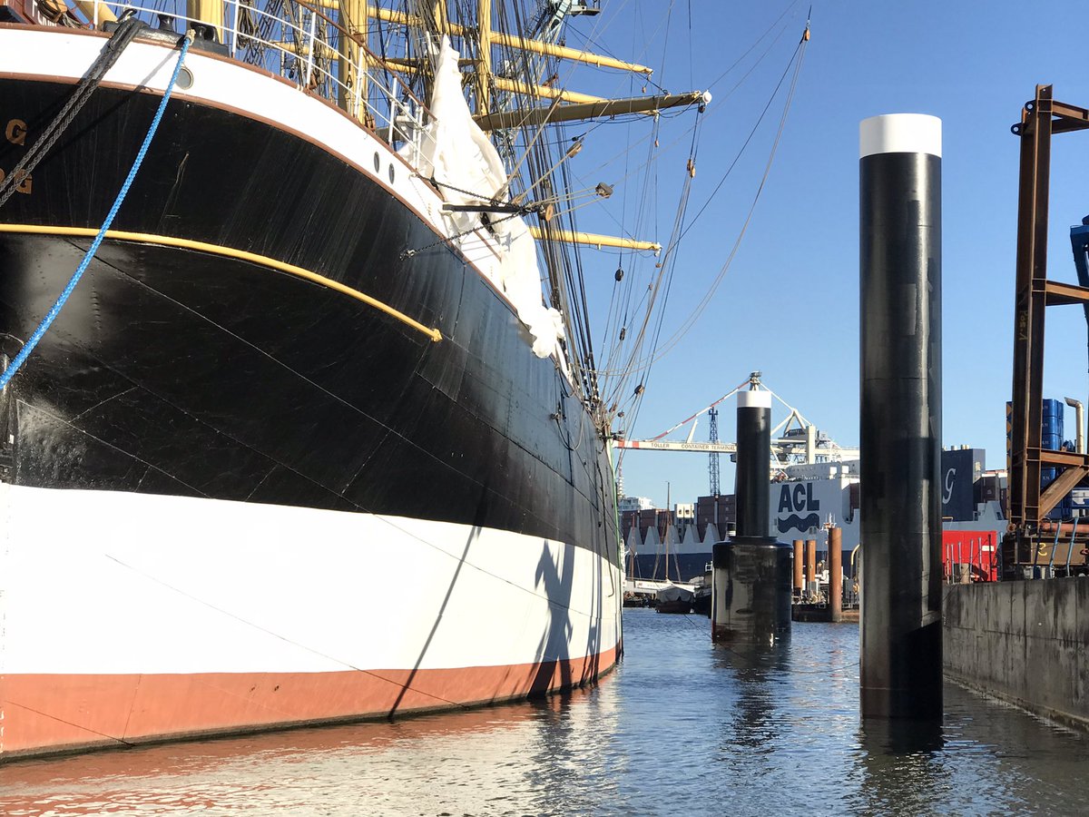 histmuseenhh's tweet photo. Guten Morgen aus dem #DeutschenHafenmuseum! 
Der erste #Fender um den neuen #Dalben ist gesetzt. Es folgte anschließend der #Pollerkranz. ✅ https://t.co/gzjrRD08iU