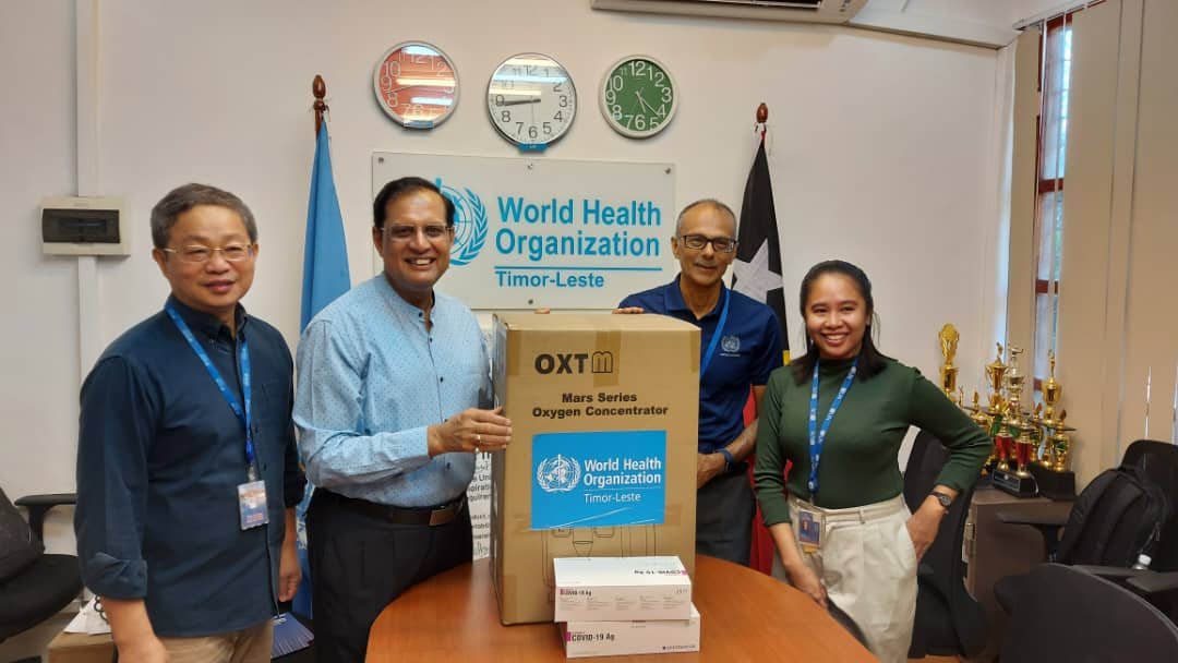 UNTimorLeste's tweet photo. #OneUN #OneResponse: WHO donates 5 Oxygen Concentrators& 500 #COVID kits to #UNClinic in #TimorLeste for better care of #UNStaff
#POCs could be the difference between life & death 4 #COVID19 patients, said #UNTimorLeste Chief @RoyTrivedy & #WHO Rep Dr Arvind Mathur @AMATHUR1007 https://t.co/WxhdUiDJ5Z