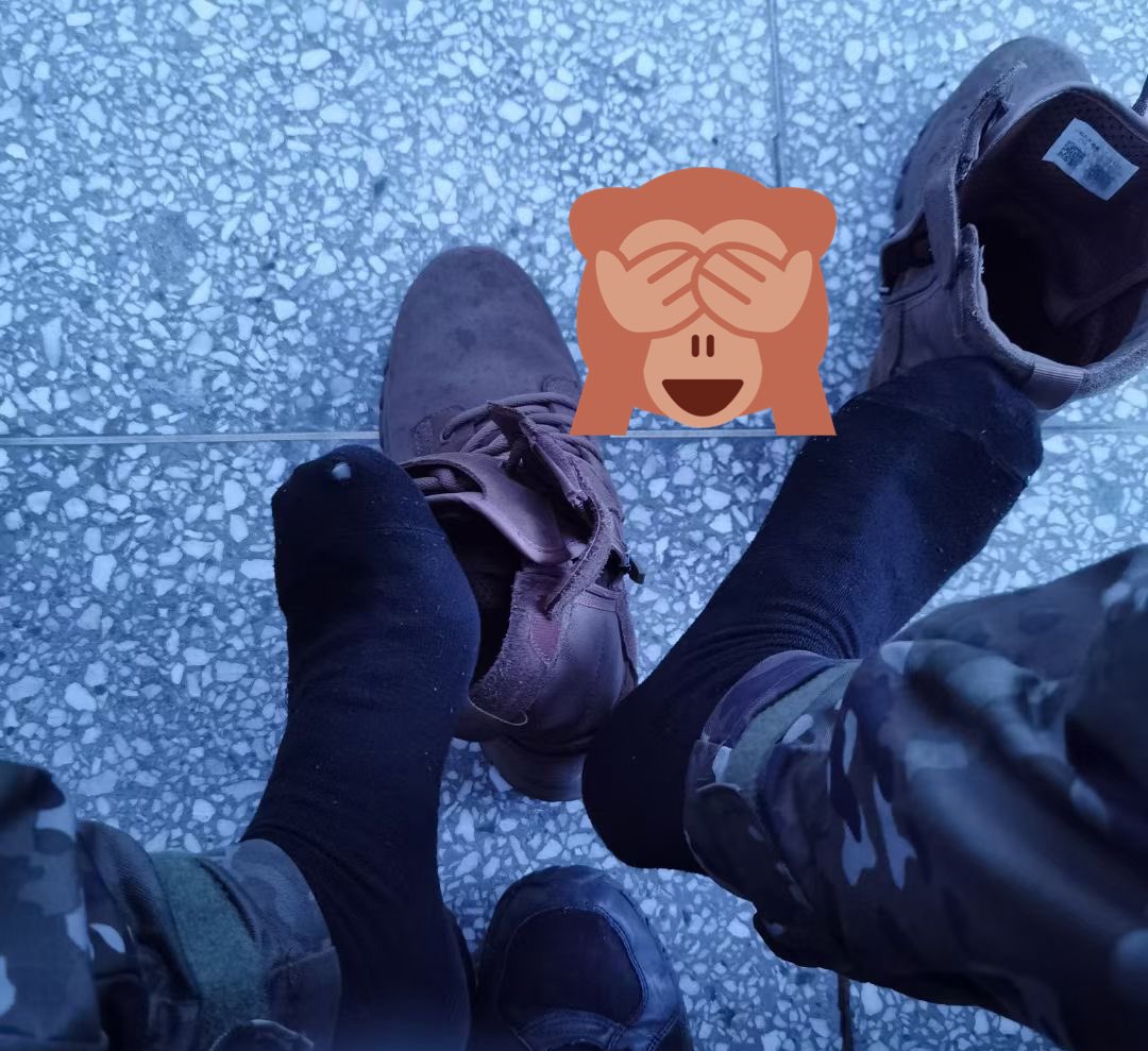 草，袜子破了……