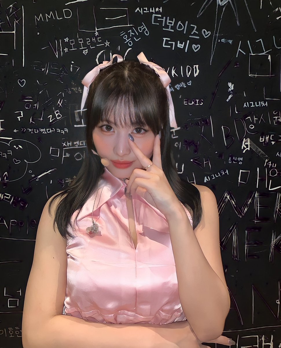 Wansu1020's tweet photo. Pink is definitely Momos' color💗

#MOMO #모모 https://t.co/4Vo5OwEZea