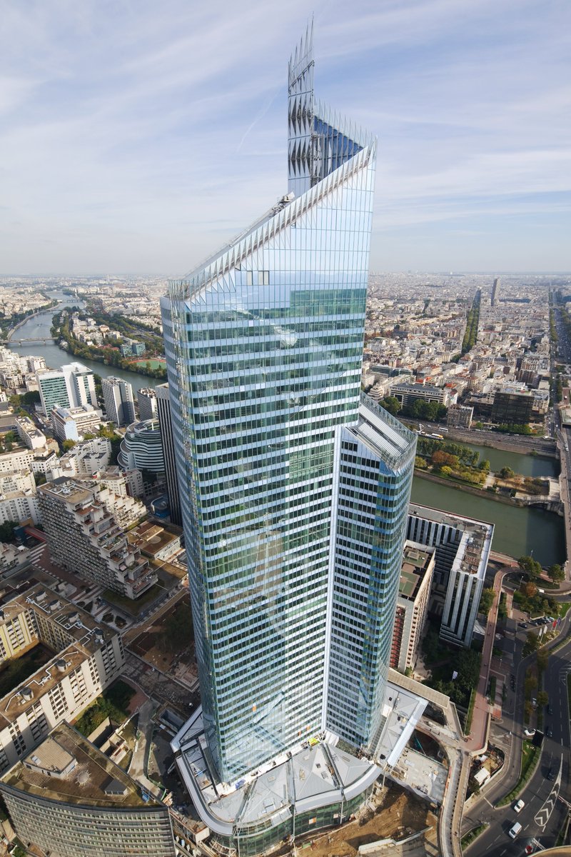 Bouygues_BatIDF's tweet photo. [#SkyscraperDay] Demain c’est la journée des gratte-ciels 🏙️ Retour sur l'une de nos réalisations : La #TourFirst !  

👷‍♂️ Son #chantier a été conduit par nos équipes, à l’envers, du haut vers le bas, pour bâtir les dix niveaux supplémentaires ! https://t.co/Bt6jniWttz