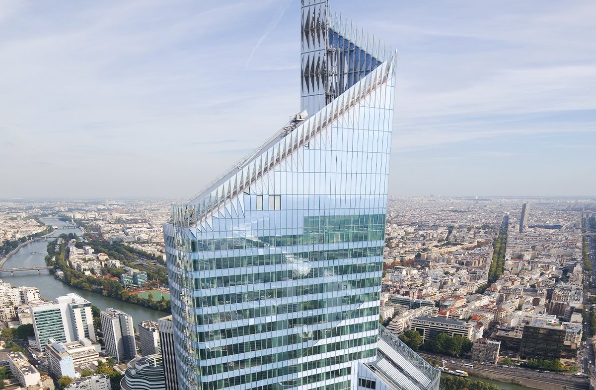 Bouygues_BatIDF's tweet photo. [#SkyscraperDay] Demain c’est la journée des gratte-ciels 🏙️ Retour sur l'une de nos réalisations : La #TourFirst !  

👷‍♂️ Son #chantier a été conduit par nos équipes, à l’envers, du haut vers le bas, pour bâtir les dix niveaux supplémentaires ! https://t.co/Bt6jniWttz
