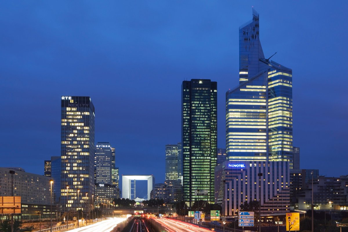 Bouygues_BatIDF's tweet photo. [#SkyscraperDay] Demain c’est la journée des gratte-ciels 🏙️ Retour sur l'une de nos réalisations : La #TourFirst !  

👷‍♂️ Son #chantier a été conduit par nos équipes, à l’envers, du haut vers le bas, pour bâtir les dix niveaux supplémentaires ! https://t.co/Bt6jniWttz