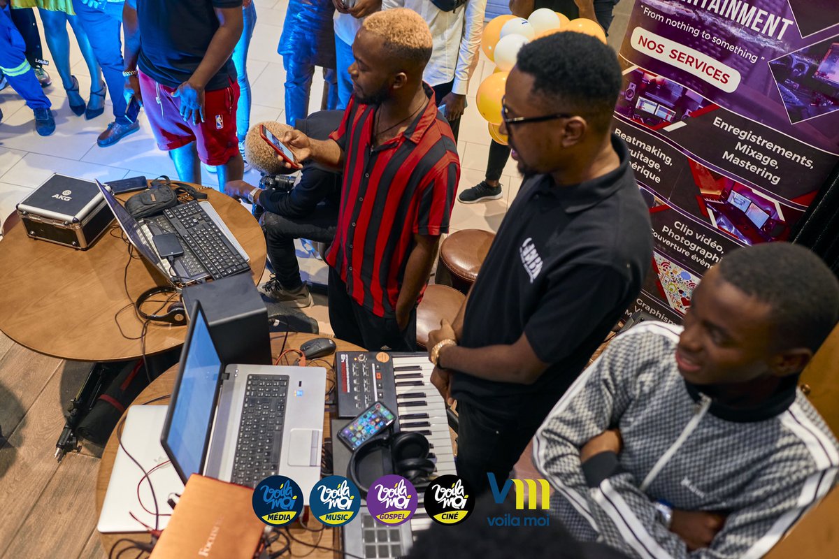 voilamoimedia's tweet photo. 2- Un mini spectacle assez détendu, qui a retenu l’attention de plusieurs mélomanes. En passant retrouvez l’album HYBRIDE de @LydolSlam ici 👉🏾 https://t.co/zXzkr0SWPb…
#VoilaMoiUpgrade #BlogDay237 https://t.co/0z77uyQNLN