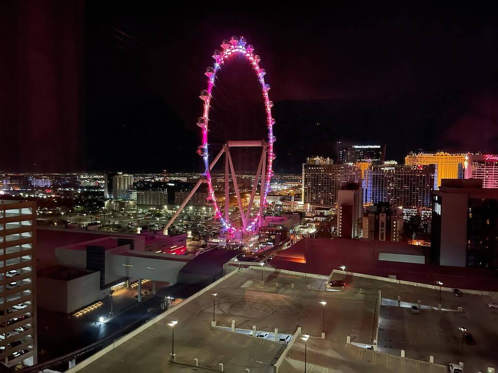 Gotta love #vegas instagr.am/p/Ch_strfvQT2/