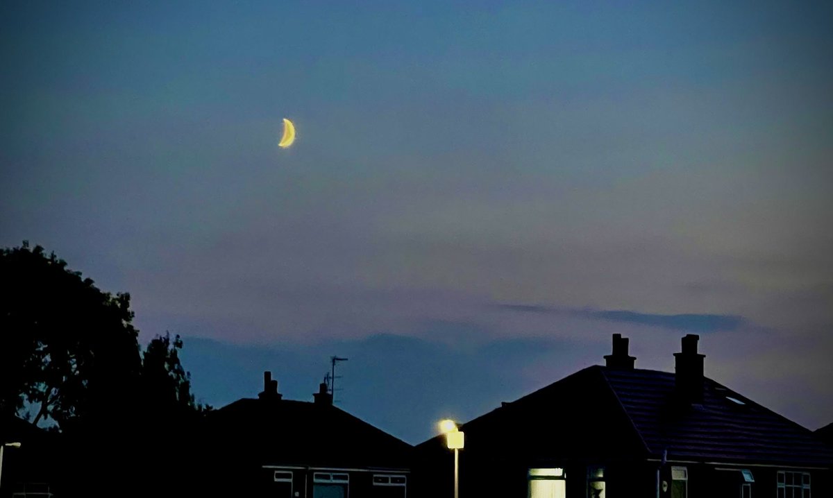 Hospice_Poet's tweet photo. Bolton Hospice 30 for 30 years - Haiku
#30For30Years #2 for @boltonhospice writing #Haiku #Fundraiser #CreativeWellbeing #HospicePoet
September’s new moon
Dark rooftops, sleepy suburbs
The evening whispers
https://t.co/scc2exPtV0 https://t.co/VxPBjLYUuD