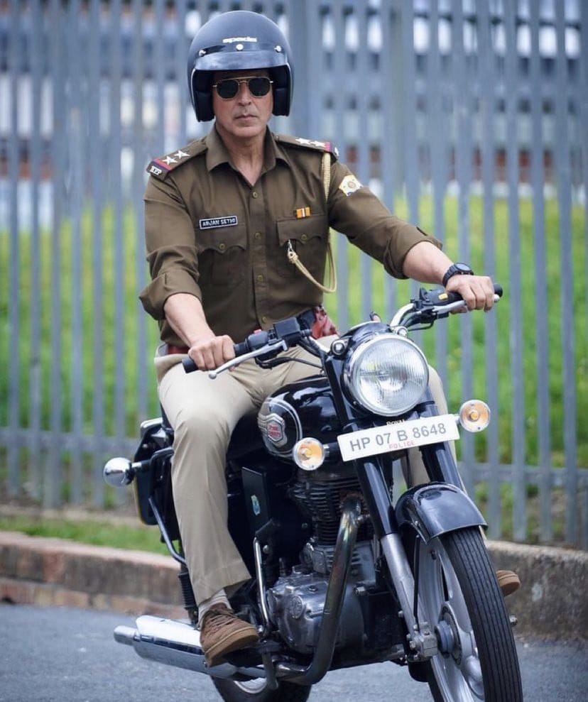 Akshay Kumar is in action again this time he really created a buzz out of his upcoming movie.
#CuttputlliNowStreaming