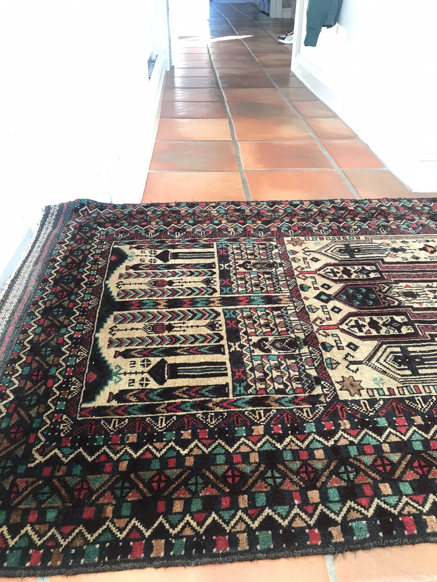 Täcker iskallt stengolv med gamla mattor. Tidigare ägare t huset tyckte det var en bra idé att lägga in 30 kvm stenplattor m värmeslingor på torpargrund. Elslingorna drar ca 7000 kW/år!