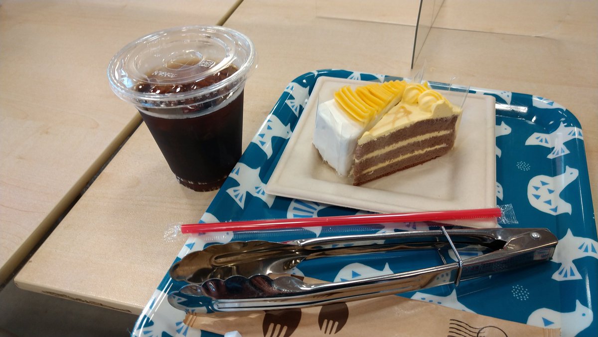 車の点検待ちにバイキング方式のケーキを食べました。
右がバナナケーキで左がモンブランです。
それにコーラを飲みました