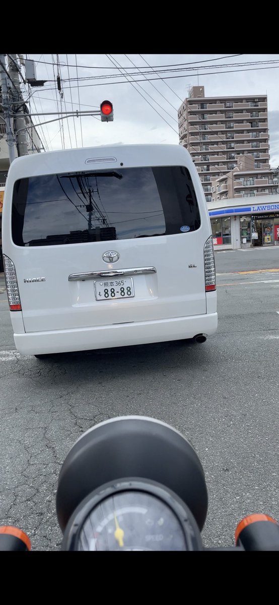 haki819's tweet photo. このハイエースには気をつけてください。
前の車がブレーキ踏んだだけで5秒くらいクラクション鳴らして、煽り始めて定期的にクラクション鳴らします。
自転車を横切る時も何度も鳴らしてました。
停止中携帯弄って車間が空き、そこに譲ってくれたと思い車が入ろうとした際も鳴らしました。キチガイです https://t.co/zvVTu3X8nn