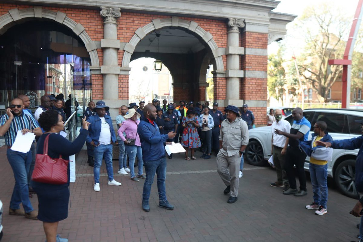 MsunduziM's tweet image. Msunduzi acting city manager on a drive to collect revenue #DisconnectionDrive #Qoqimali