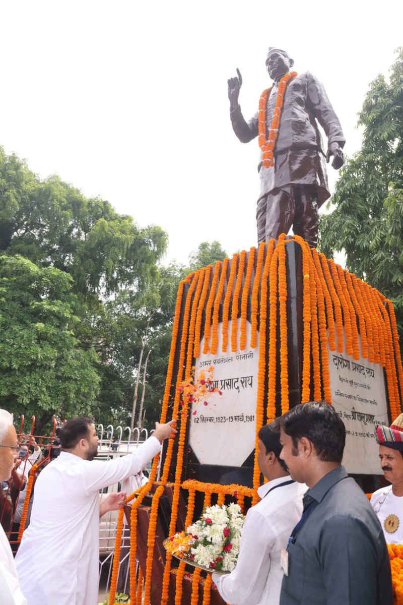 yadavtejashwi's tweet photo. बिहार के पूर्व मुख्यमंत्री स्वर्गीय श्री दारोगा प्रसाद राय जी के जन्मदिवस के अवसर पर आयोजित राजकीय समारोह में उनकी आदमक��� प्रतिमा पर पुष्प अर्पित कर विनम्र श्रद्धांजलि दी। https://t.co/k12c0KFfcF