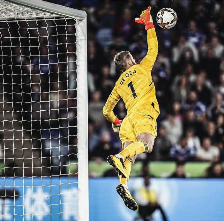 john_kapela's tweet photo. The difference between Superman and David DeGea is one belongs to the movies and the other one is in real life .. 
#MUFC #PremierLeague https://t.co/3YtzoPqnsy