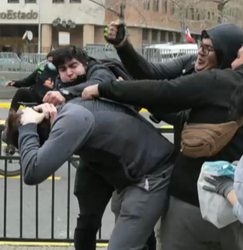 JulianMaciasT's tweet photo. Ayer intentaron asesinar a Cristina Fernández de Kirchner y golpearon entre varias personas al hermano de Gabriel Boric. Las campañas masivas de odio tienen estas consecuencias. Son las mismas campañas pagadas por los mismos, en los 70 y 80 acabaron en golpes militares. https://t.co/M1QXregTo2