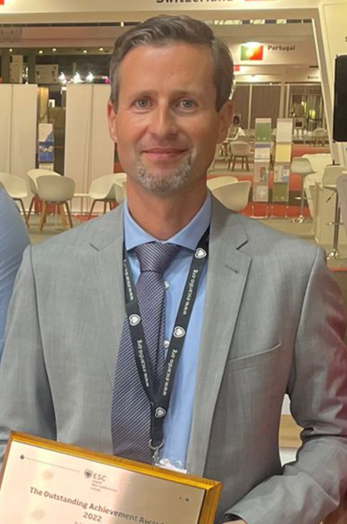 I am deeply honoured having received the #ESC Outstanding Achievement Award 
I dedicate this award to my unique team &amp; wonderful coop. partners! Thanks for phantastic time! <a href="/KatrinStreckf/">Katrin Streckfuss-Bömeke</a> <a href="/HamdaniNazha/">Nazha Hamdani</a> <a href="/dirkwestermann/">Dirk Westermann</a> <a href="/chris_sohns/">Christian Sohns</a>   #ESCCongress <a href="/YoungDgk/">Young DGK</a> @presse_ukr <a href="/senkaholzer/">Senka Holzer</a>