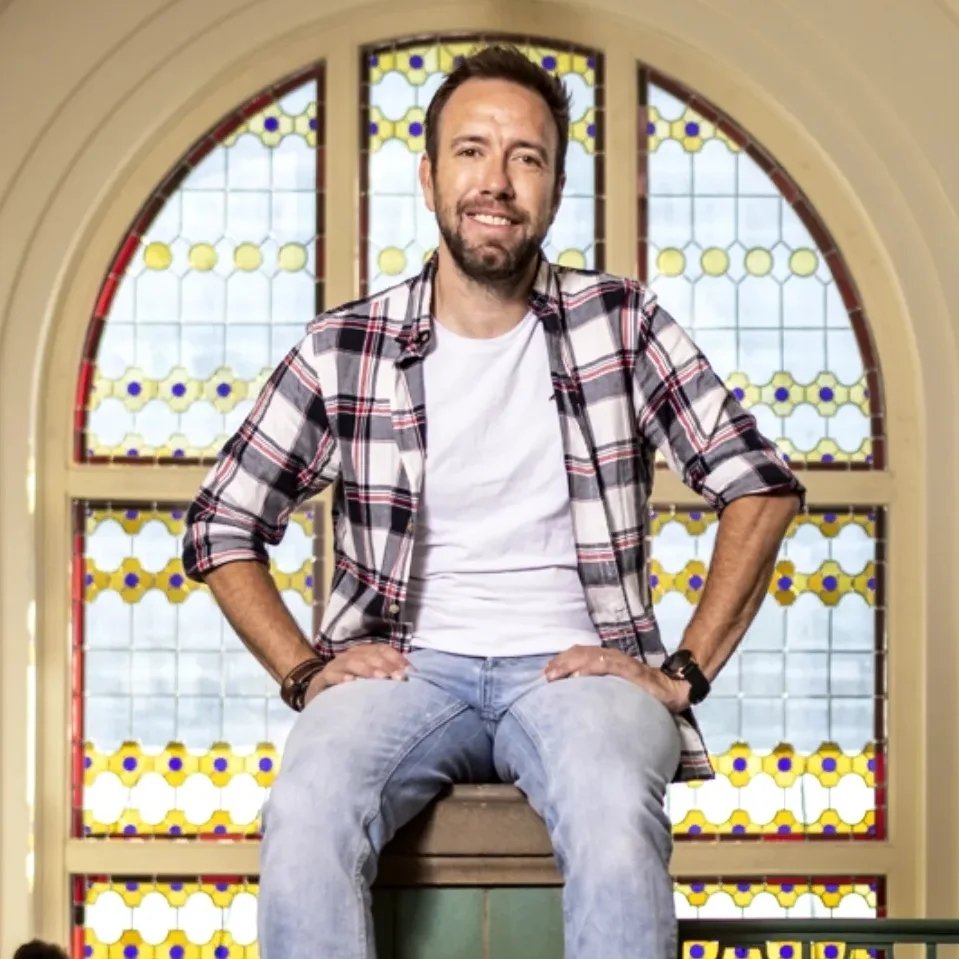 Hoera! Docent Dimitri van Dillen in Top 3 Leraar van het Jaar verkiezing! "Super om op deze manier het mbo te vertegenwoordigen." Wat deze docent zo bijzonder maakt? Check snel de video 👉 rocvantwente.nl/over-ons/nieuw… #leraarvanhetjaar #ditismbo #rocvandimitri