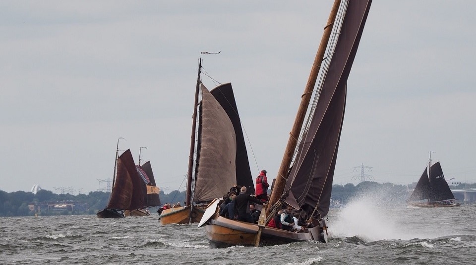 sportflevo's tweet photo. ⛵ʙᴏᴛᴛᴇʀʀᴀᴄᴇ⛵
Vandaag is de Botterrace en tevens ook de start van het Zomer in Haven festival. Maar liefst 25 botters⛵ uit havens als Urk, Enkhuizen, Bunschoten Spakenburg, Kampen, Elburg, Vollenhove en Harderwijk doen mee. https://t.co/ogKUphJSmU #botterrace https://t.co/VULG5xBttn