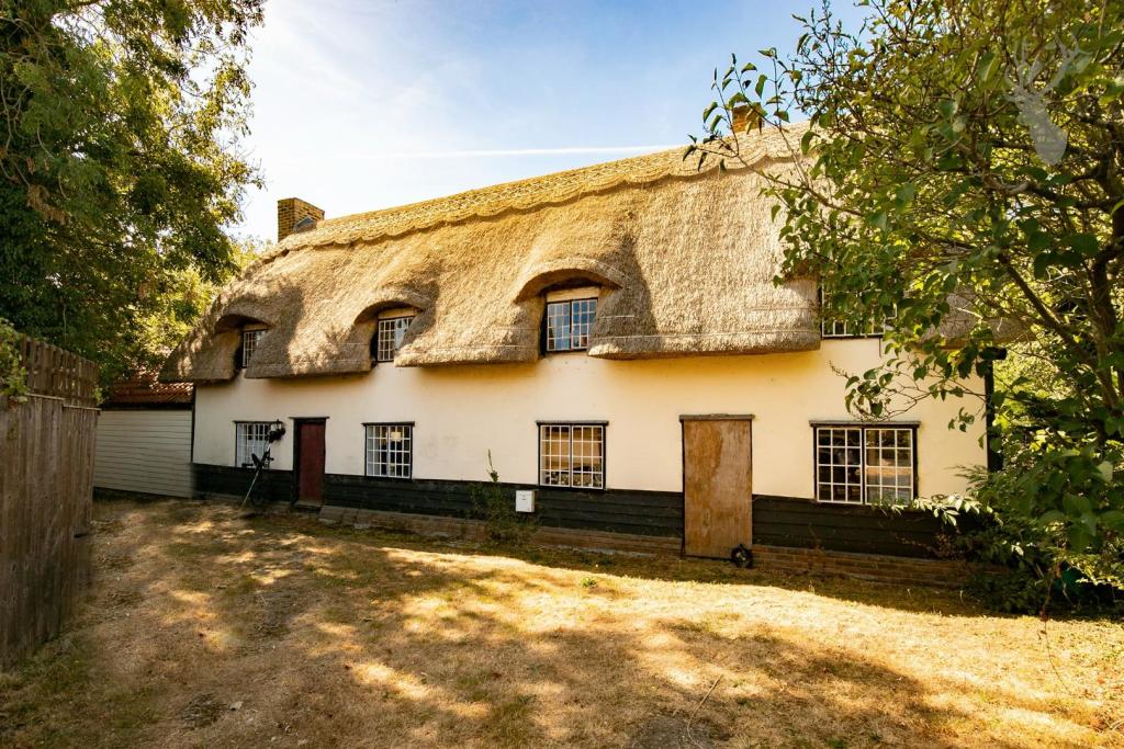 ButlerandStag's tweet photo. Added yesterday!
This 3 bed Detached Grade II #Cottage in Matching Green, #Harlow is set amongst other #periodproperties, directly on the green in an impressive one third of an acre.
https://t.co/6UnT1MAVW5
#gradeIIlisted #listedbuildings #listedproperty #listedproperties https://t.co/e9ZbMvvcEv