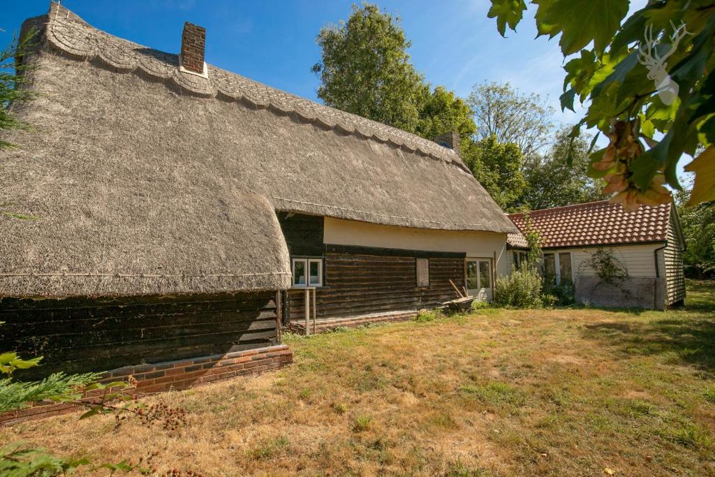 ButlerandStag's tweet photo. Added yesterday!
This 3 bed Detached Grade II #Cottage in Matching Green, #Harlow is set amongst other #periodproperties, directly on the green in an impressive one third of an acre.
https://t.co/6UnT1MAVW5
#gradeIIlisted #listedbuildings #listedproperty #listedproperties https://t.co/e9ZbMvvcEv