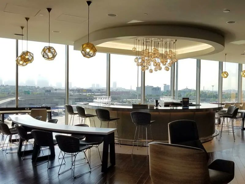 lounge_review's tweet photo. Experience the stunning views of the #BostonBay while enjoying your cocktails in the @britishairways Terraces Lounge at @BostonLogan International Airport .
https://t.co/m6he8yE0Bk https://t.co/86isCIMs8m