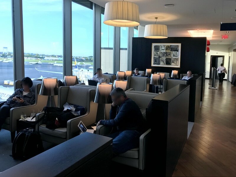 lounge_review's tweet photo. Experience the stunning views of the #BostonBay while enjoying your cocktails in the @britishairways Terraces Lounge at @BostonLogan International Airport .
https://t.co/m6he8yE0Bk https://t.co/86isCIMs8m