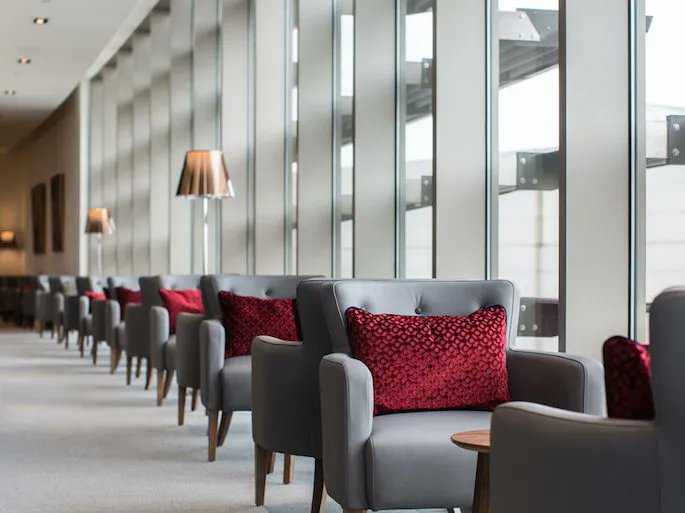 lounge_review's tweet photo. Experience the stunning views of the #BostonBay while enjoying your cocktails in the @britishairways Terraces Lounge at @BostonLogan International Airport .
https://t.co/m6he8yE0Bk https://t.co/86isCIMs8m