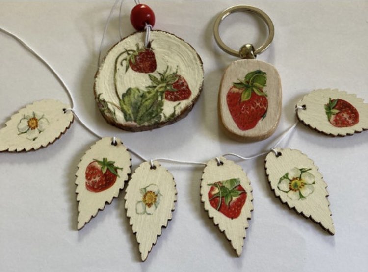 Good morning! Anyone for a Fiver Friday? This little strawberry set is just £5! Keep or gift it, cute either way! Etsy.com/shop/shhSecret…
#fiverfriday ##fiverrbuyers #MHHSBD #stockingfiller 
#fridaysaver #gifts #gift #strawberrystyle