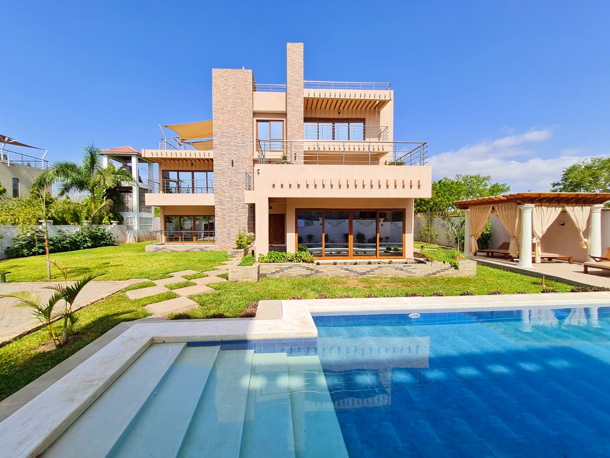 PerfectSafariz's tweet photo. Diani Stays
5 Bedroom villa, 5 ensuite rooms on self catering tariff.
Private pool
Gazebo, outdoor seating area
Manicured gardens
#weekendvibes #vacation #escapetoDiani #beach #sand #sun #sea #sunsets https://t.co/TRk2iBlw0g